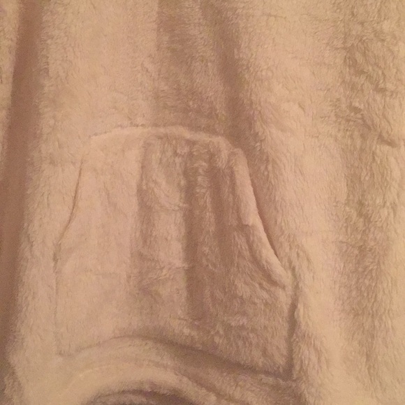 Beautiful White Sherpa pullover - Picture 2 of 4